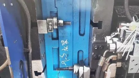 Stampo per iniezione plastica con cavità multiple per corridore freddo